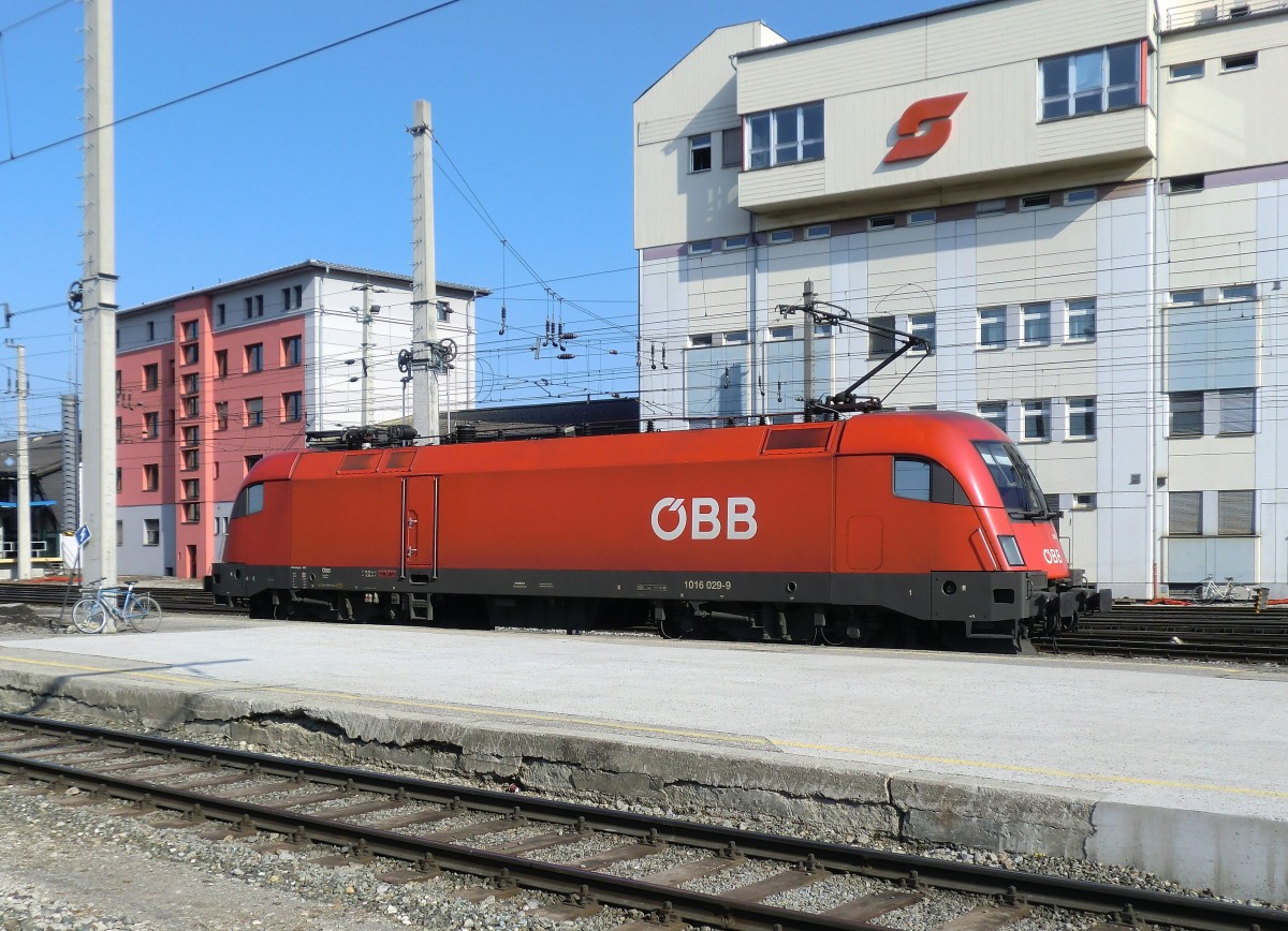 1016 029-9 ist am 8. M�rz 2011 im Salzburger Hauptbahnhof auf dem Weg zum n�chsten Einsatz.