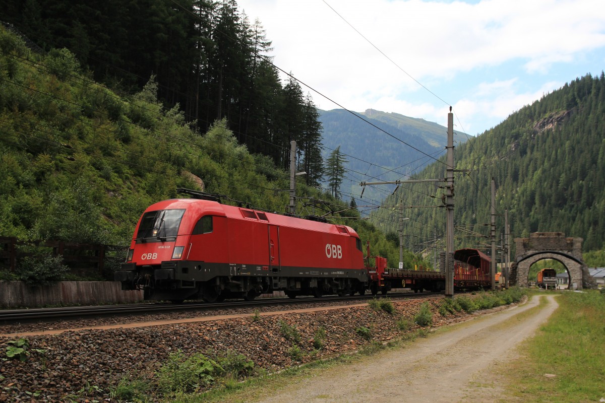 1016 032-3 mit einem Autoverladezug am 6. August 2014 bei B�ckstein.