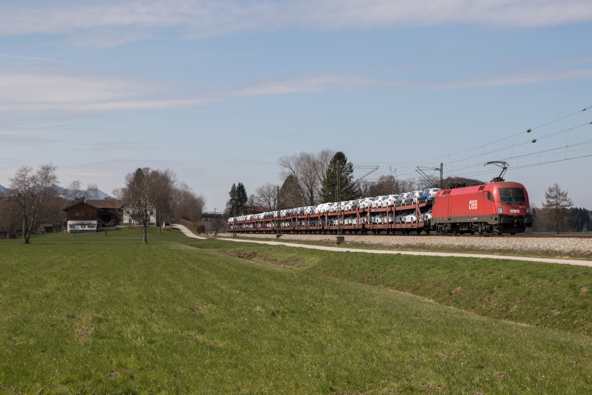 1016 033-3 mit einem Autozug am 8. April 2015 bei �bersee.