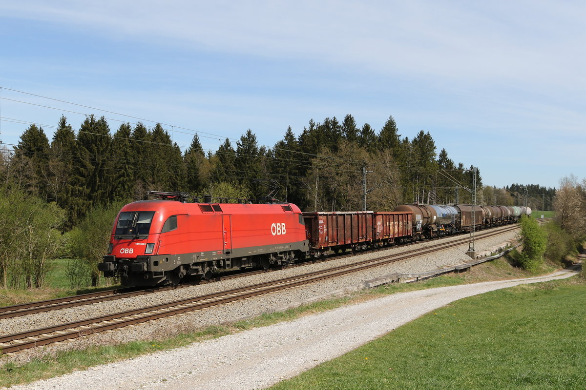 1016 034 mit einem  Mischer  aus Salzburg kommend am 15. April 2020 bei Grabenst�tt im Chiemgau.