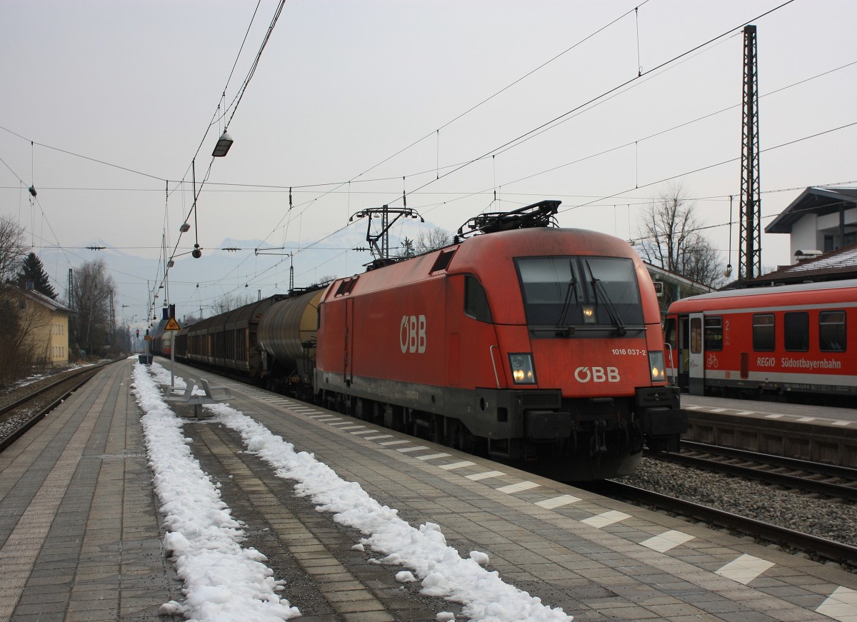 1016 037-2 durchf�hrt am 28. M�rz 2013 mit einem G�terzug den Bahnhof von Prien am Chiemsee.