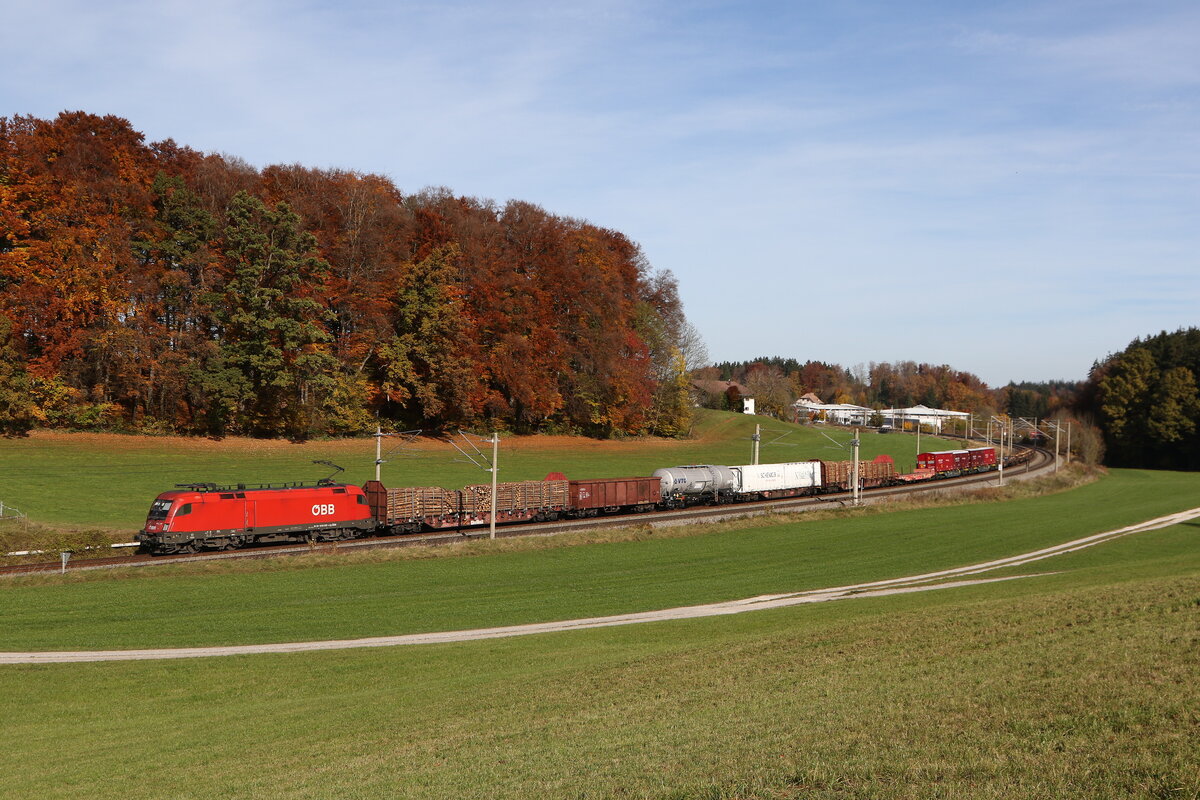 1016 037 war mit einem gemischten G�terzug am 31. Oktober 2025 bei Axdorf in Richtung M�nchen unterwegs.