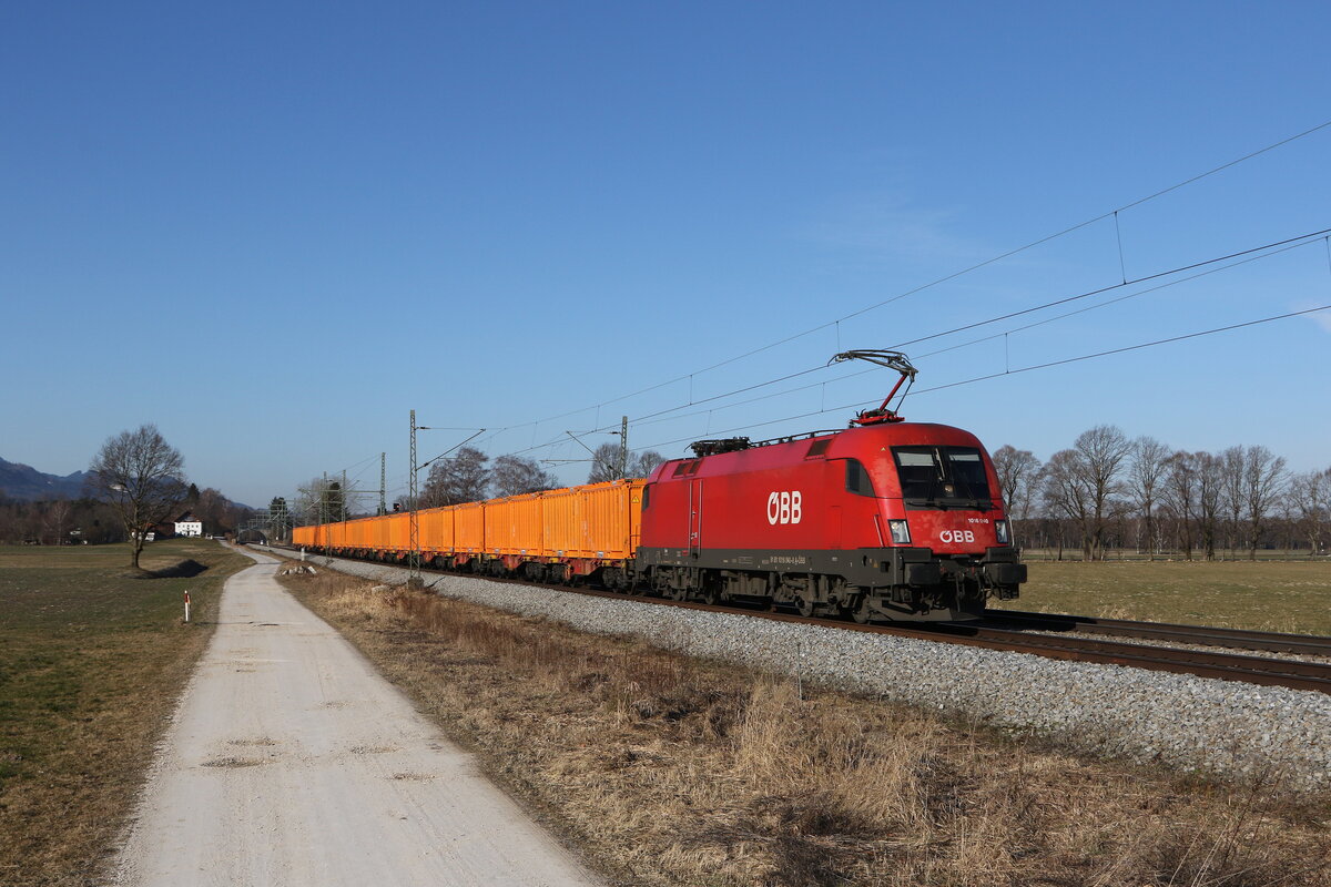 1016 040 war am 3. M�rz 2022 bei �bersee am Chiemsee mit einem Containerzug in Richtung Salzburg unterwegs.