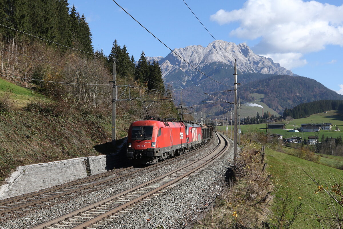 1016 045 und 1293 xxx waren mit einem gemischten G�terzug am 29. Oktober 2024 bei Pfaffenschwend auf dem Weg nach W�rgl.