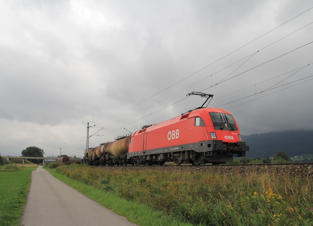 1016 048-9 mit einem G�terzug aus Salzburg kommend am 27. August 2013 bei Bernau am Chiemsee.