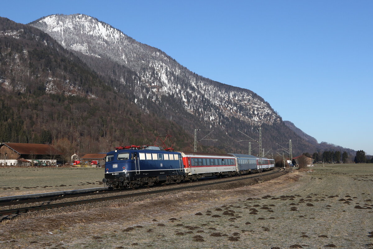 110 428 war am 12. Februar 2022 mit einem  Skisonderzug  bei Niederaudorf im Inntal in Richtung W�rgl7Tirol unterwegs.