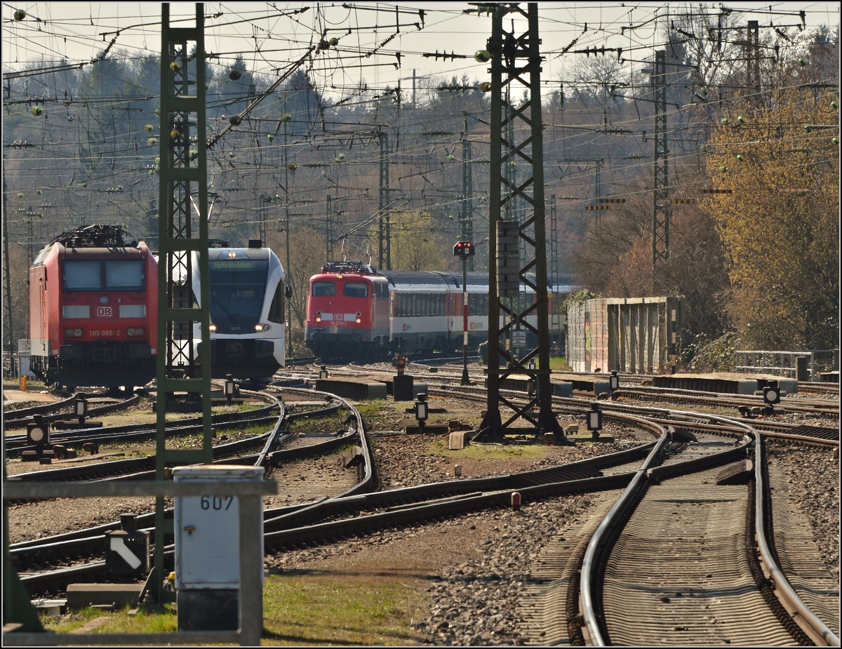 110er-Glück in Singen. 

Hier kommt 115 293-3 mit ihrem IC aus Stuttgart an, parallel zur Einfahrt des GTW aus Bülach (CH). Februar 2014.