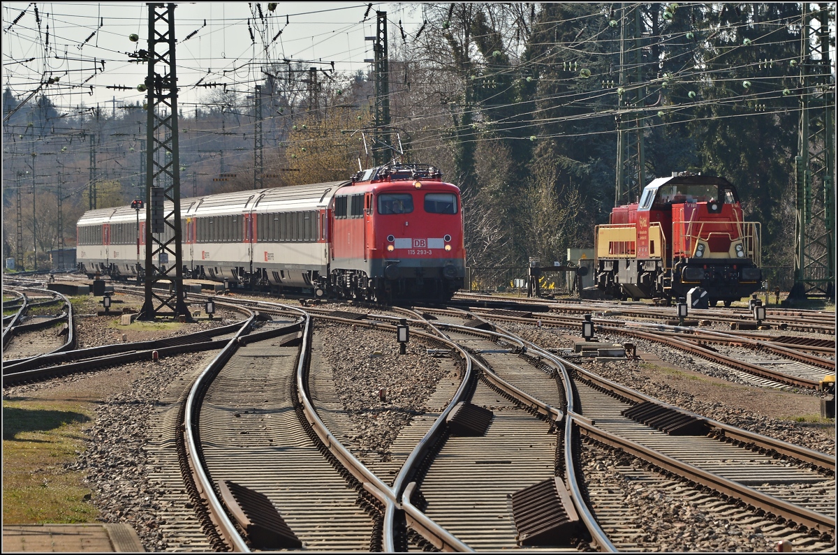 110er-Glück in Singen. 

Hier kommt 115 293-3 mit ihrem IC aus Stuttgart an. März 2014.