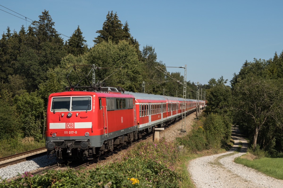 111 017 war am 12. September 2015 schiebend an einem Sonderzug f�r Fl�chtlinge bei Grabenst�tt auf dem Weg nach Salzburg.