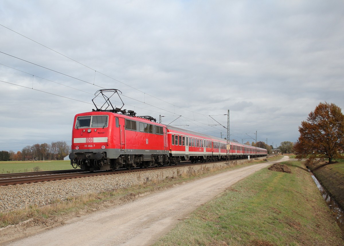 111 066-7 schiebt am 7. November 2015 einen  Fl�chtlingszug  bei �bersee in Richtung Freilassing.