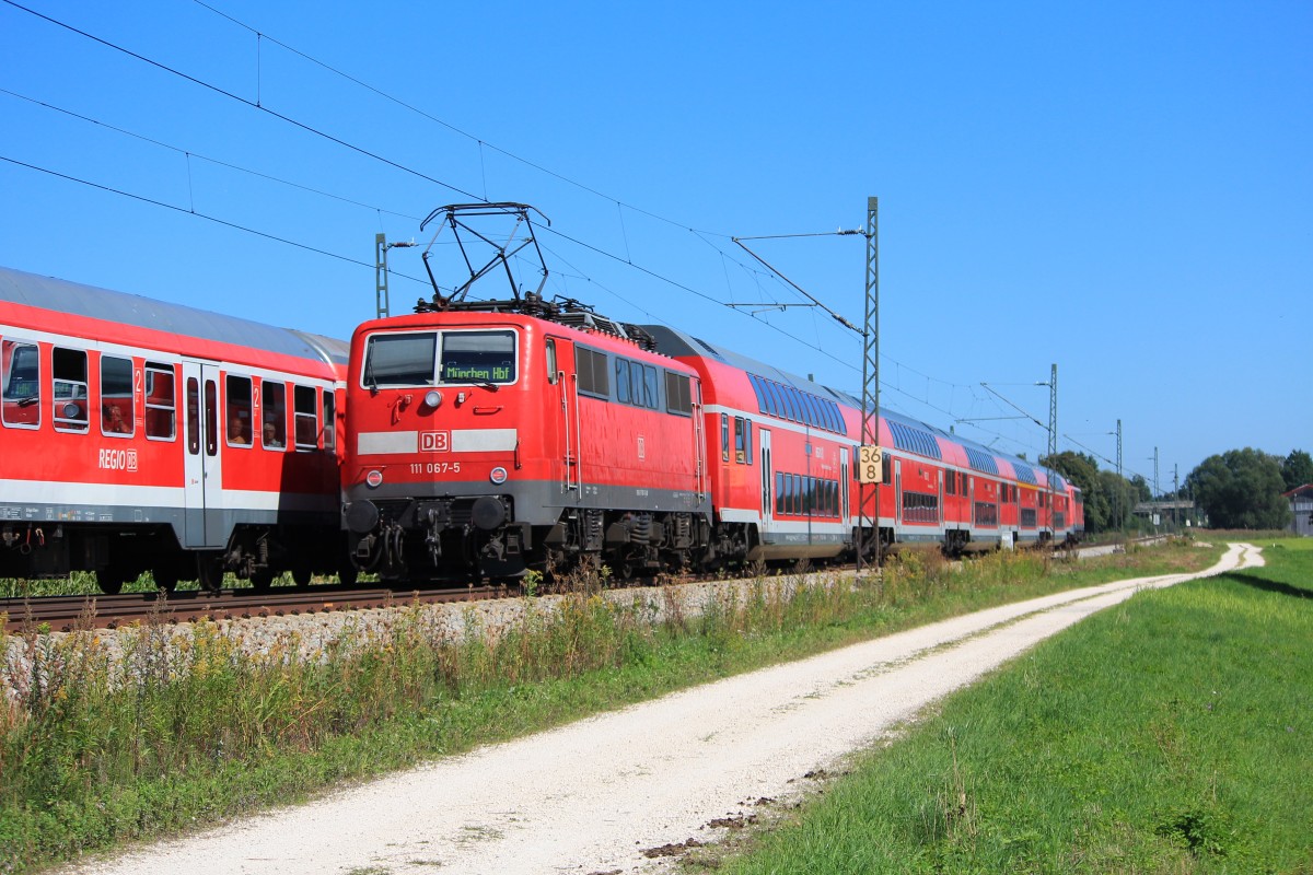 111 067-5 an einem herrlichen Sp�tsommertag, am 9. September 2012 bei �bersee am Chiemsee.