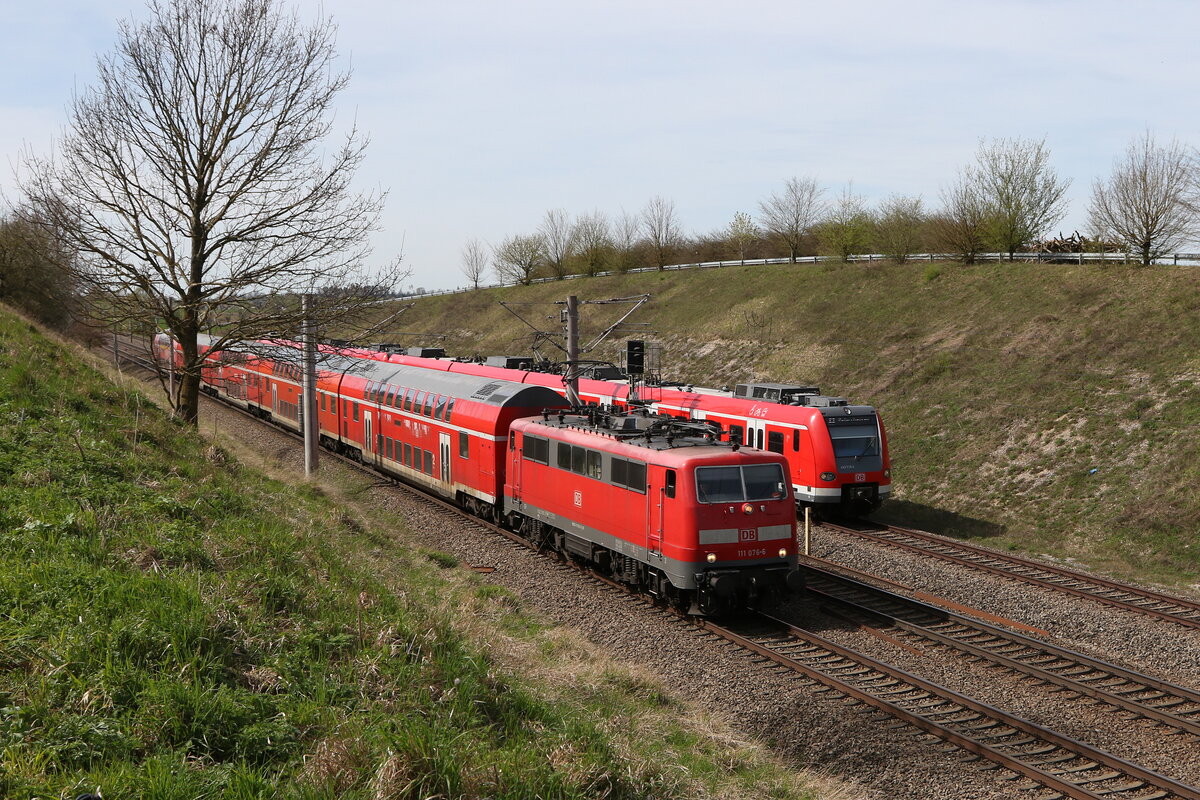 111 076 und 423 210 nebeneinander aus M�nchen kommen am 6. April 2024 bei Vierkirchen.