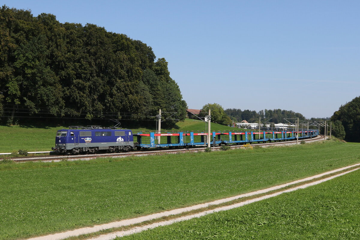 111 107 mit einem Autoleerzug aus Freilassing kommend am 10. September 2023 bei Axdorf.