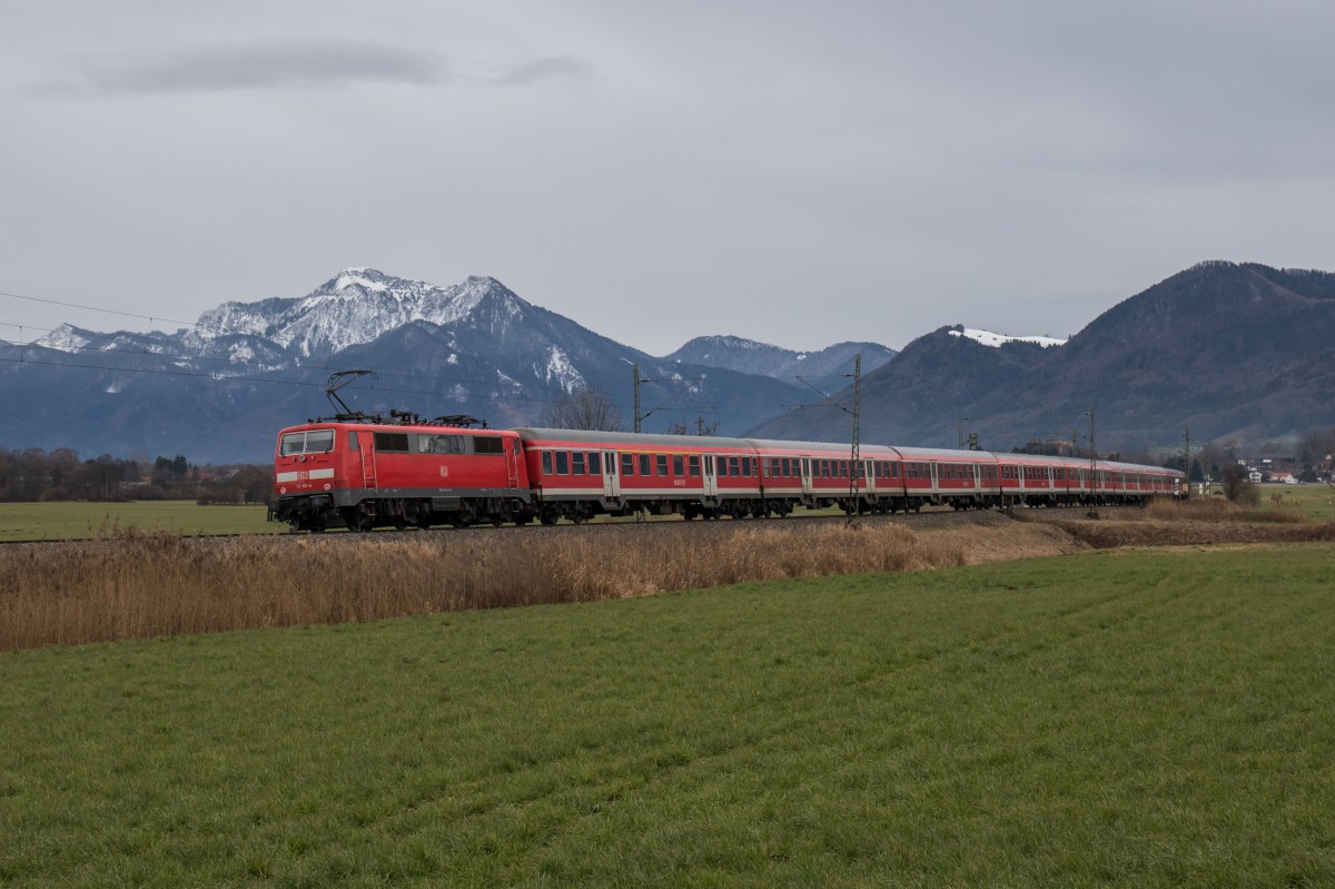 111 181-4 schiebt am 5. Januar 2016 bei Bernau am Chiemsee einen Fl�chtlingszug in Richtung Freilassing.