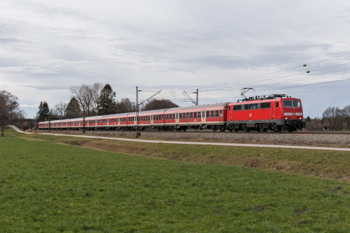 111 181-4 zeiht am 9. Februar 2016 einen  Fl�chtlingszug  bei �bersee in Richtung Freilassing.