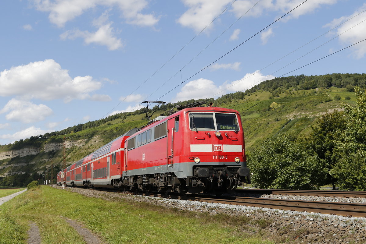 111 190-5 war mit einem Doppelstock-Regionalzug am 19. August 2017 bei Th�ngersheim in Richtung W�rzburg unterwegs.