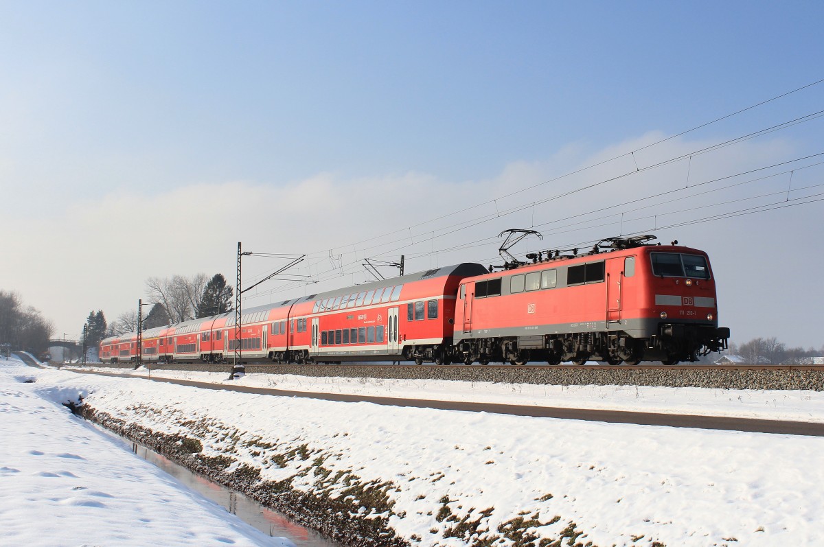 111 210-1 ist an einem sonnigen Wintertag unterwegs nach Salzburg. Aufgenommen am 26. Januar 2013 bei �bersee.