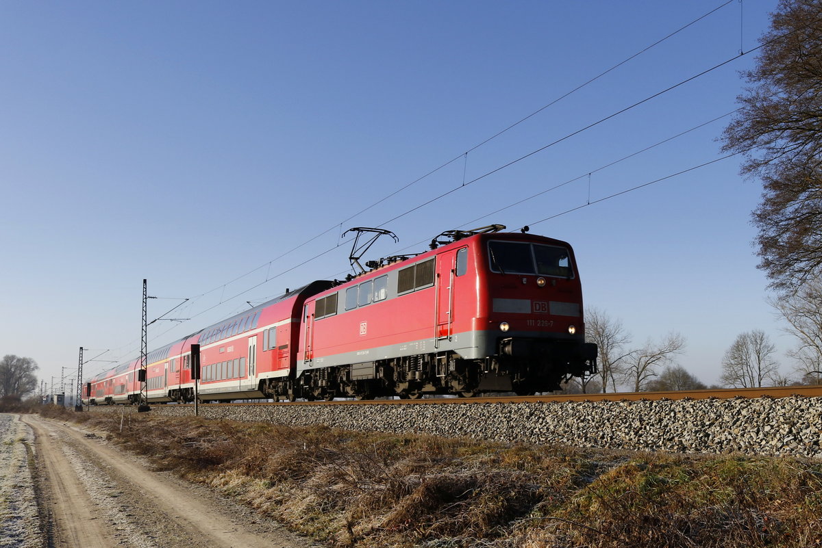 111 226-7 am 30. Dezember 2016 aus M�nchen kommend kurz vor Freising.