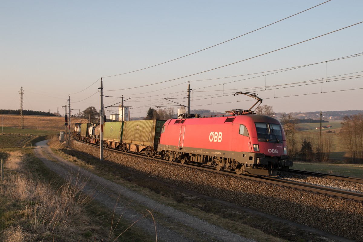 1116 027-2 ist am 18. M�rz 2015 bei Haiding in Richtung Wels unterwegs.