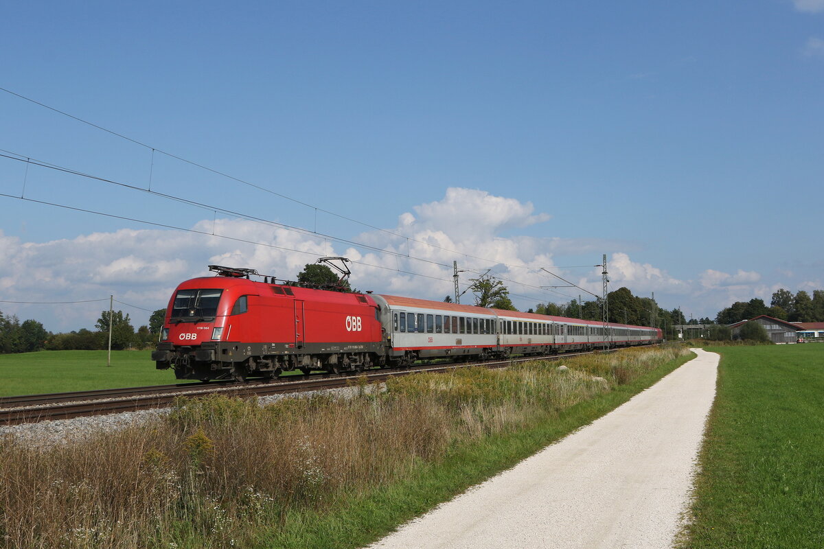 1116 064 mit einem  EC  aus Salzburg kommend am 26. September 2021 bei �bersee am Chiemsee.