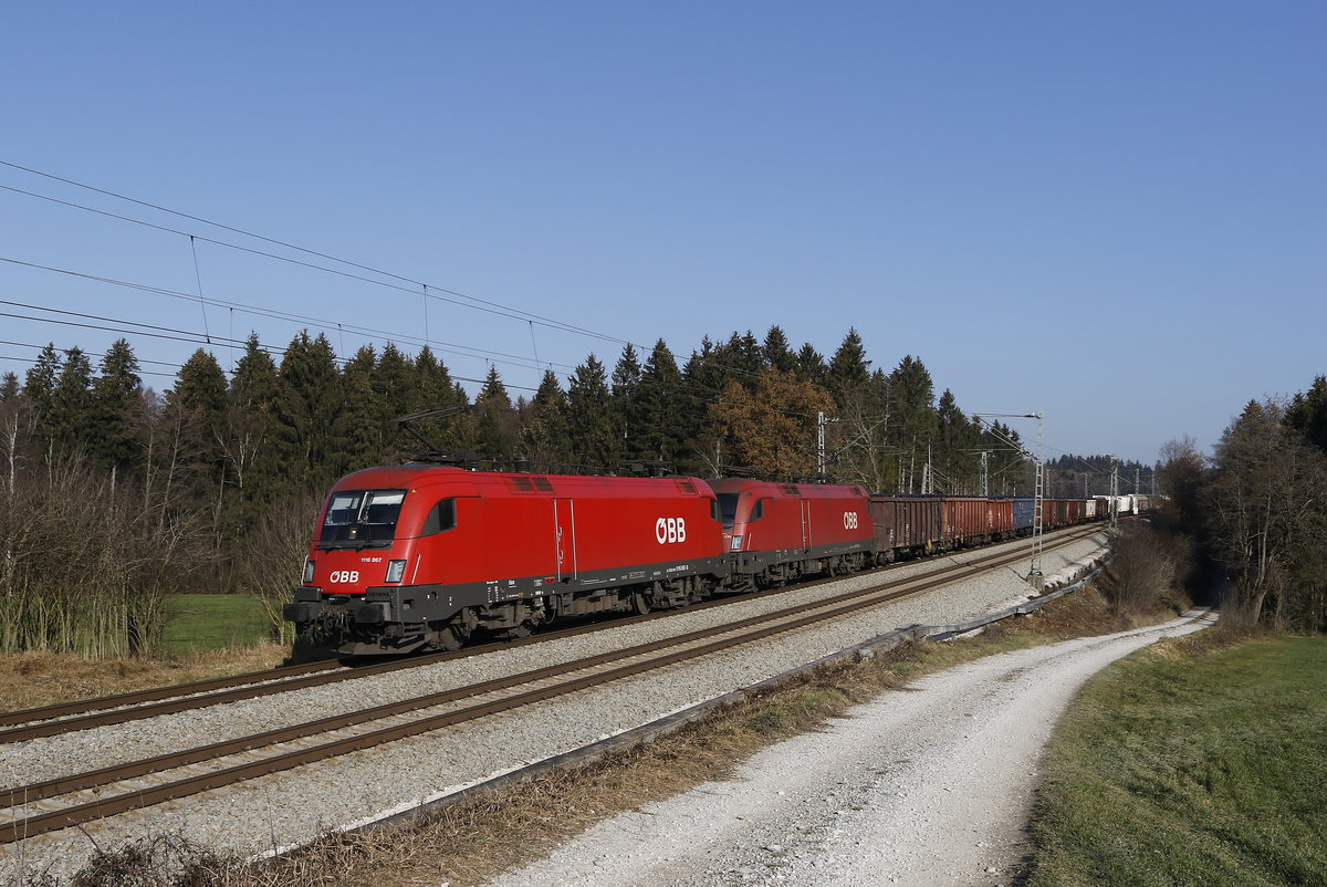 1116 067 und 1016 034 waren am 18. November 2018 bei Grabenst�tt mit dem 45800 von Villach nach M�nchen-Nord unterwegs.