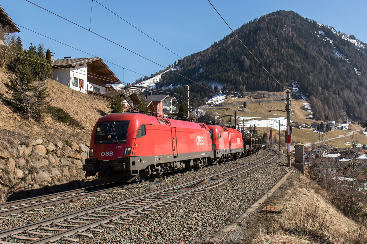 1116 076-1 und 1116 085-2 mit einem leeren Autotransport-Zug bei St. Jodok auf dem Weg nach Innsbruck. Aufgenommen am 19. M�rz 2016.