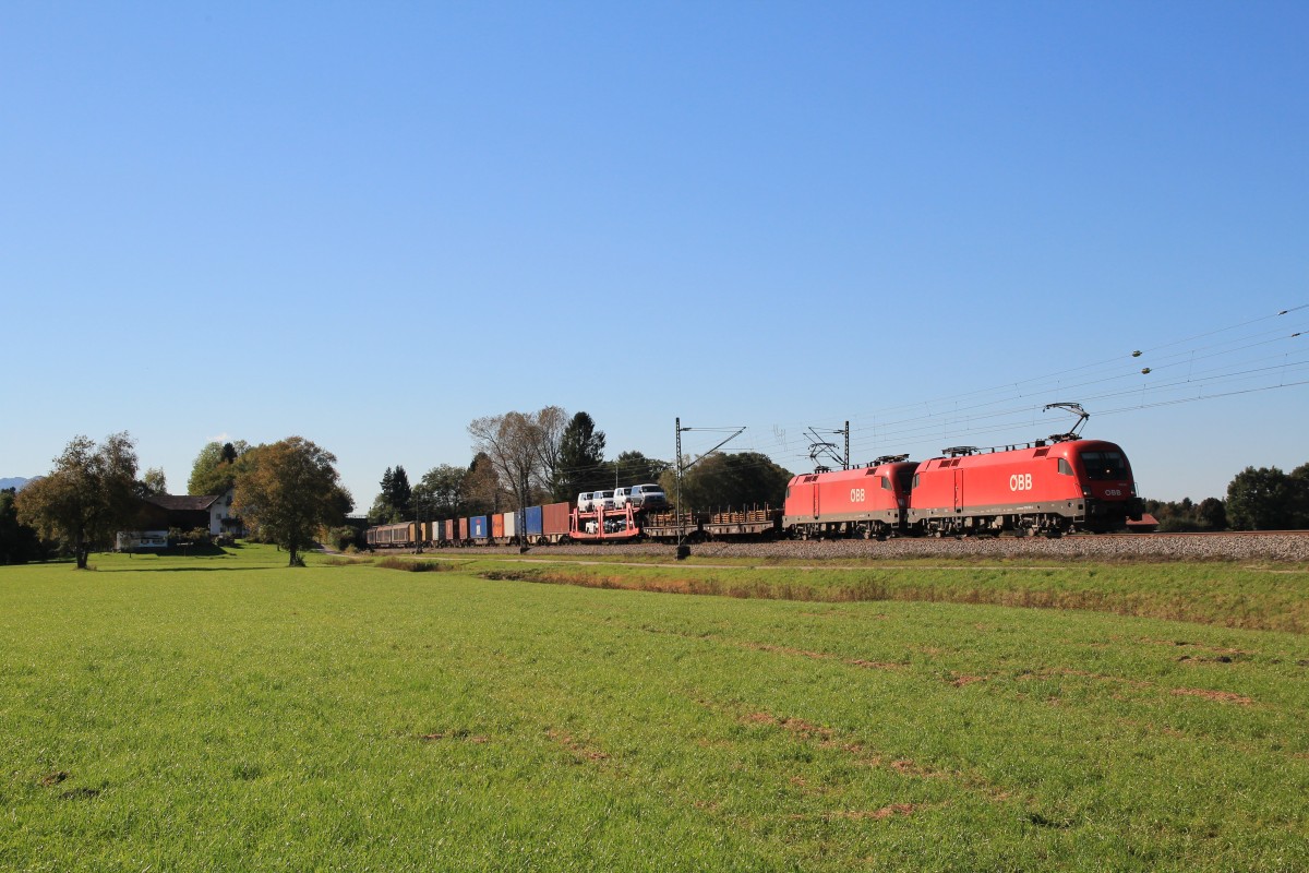 1116 081-1 und 1116 xxx mit einem gemischten G�terzug am 9. Oktober 2014 bei �bersee.