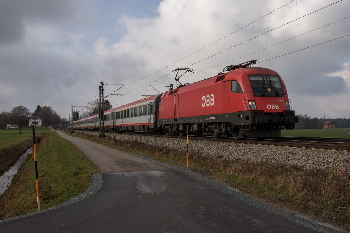 1116 082-9 war am 27. November 2015 bei �bersee am Chiemsee auf dem Weg nach Salzburg.