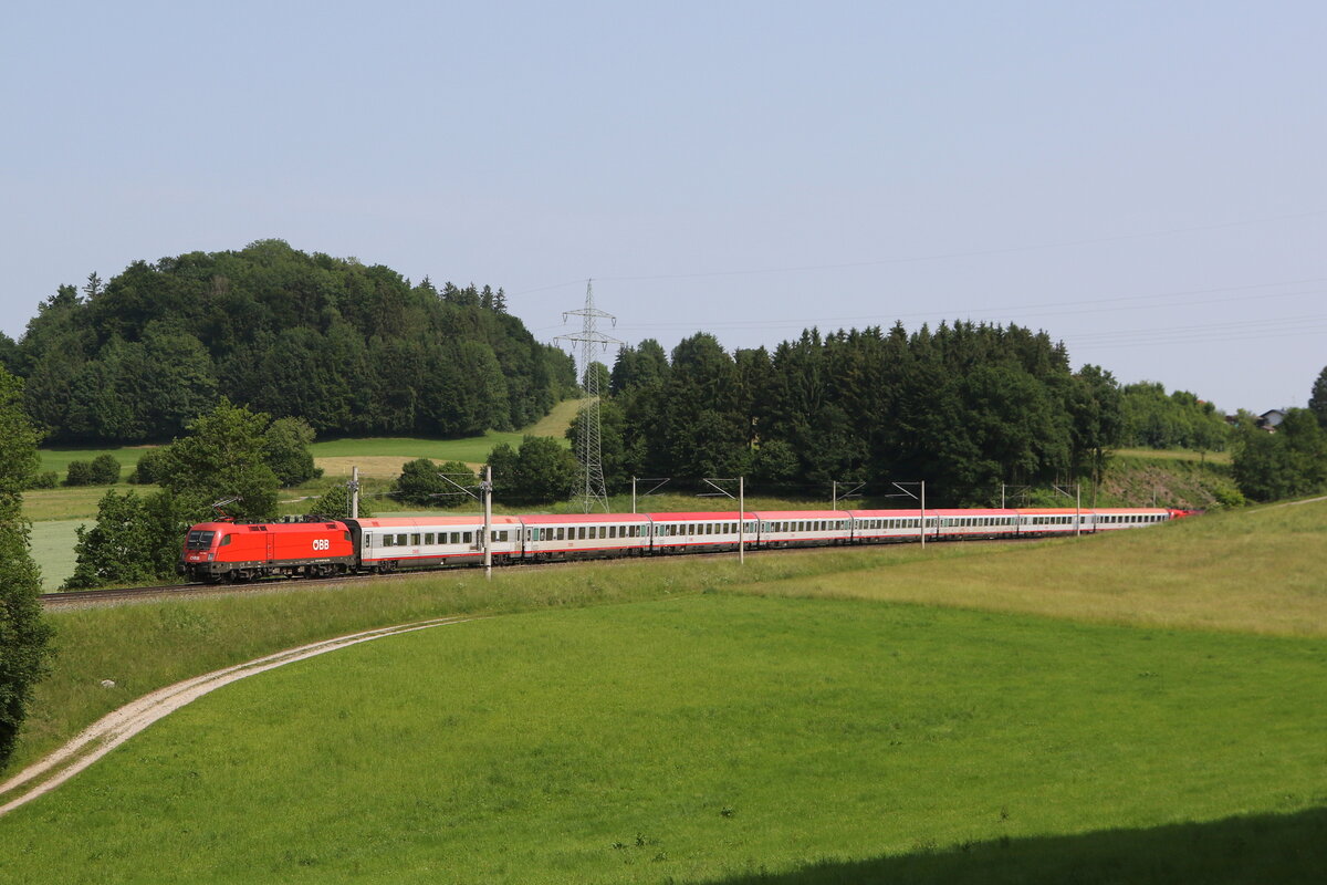 1116 087 war mit einem  EC  am 10. Juni 2025 bei Vachendorf in Richtung M�nchen unterwegs.
