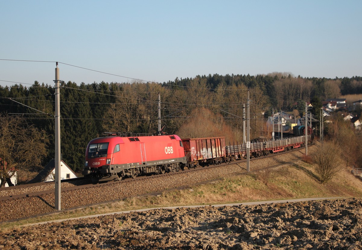 1116 093-6 ist am 18. M�rz 2015 mit einem gemischten G�terzug bei Haiding in Richtung Passau unterwegs.