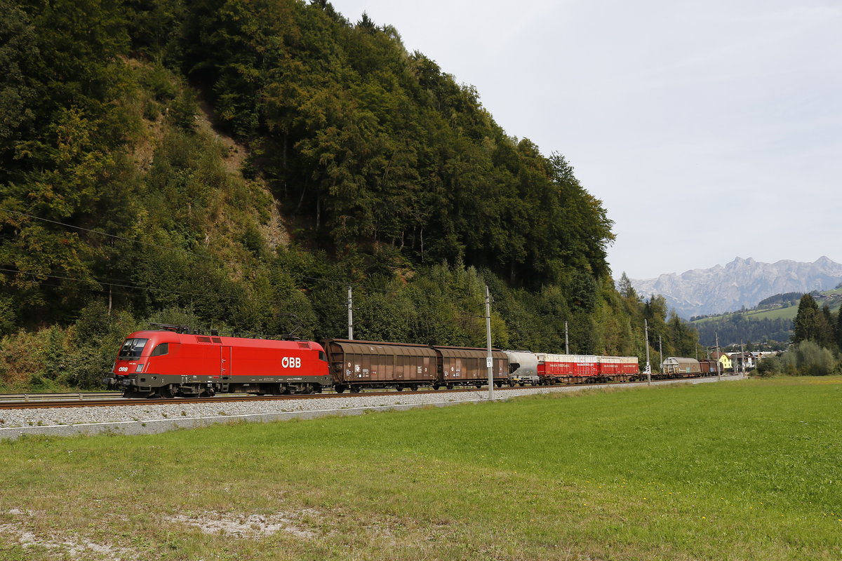 1116 093 mit einem gemischten G�terzug am 11. September 2018 bei Bischofshofen.