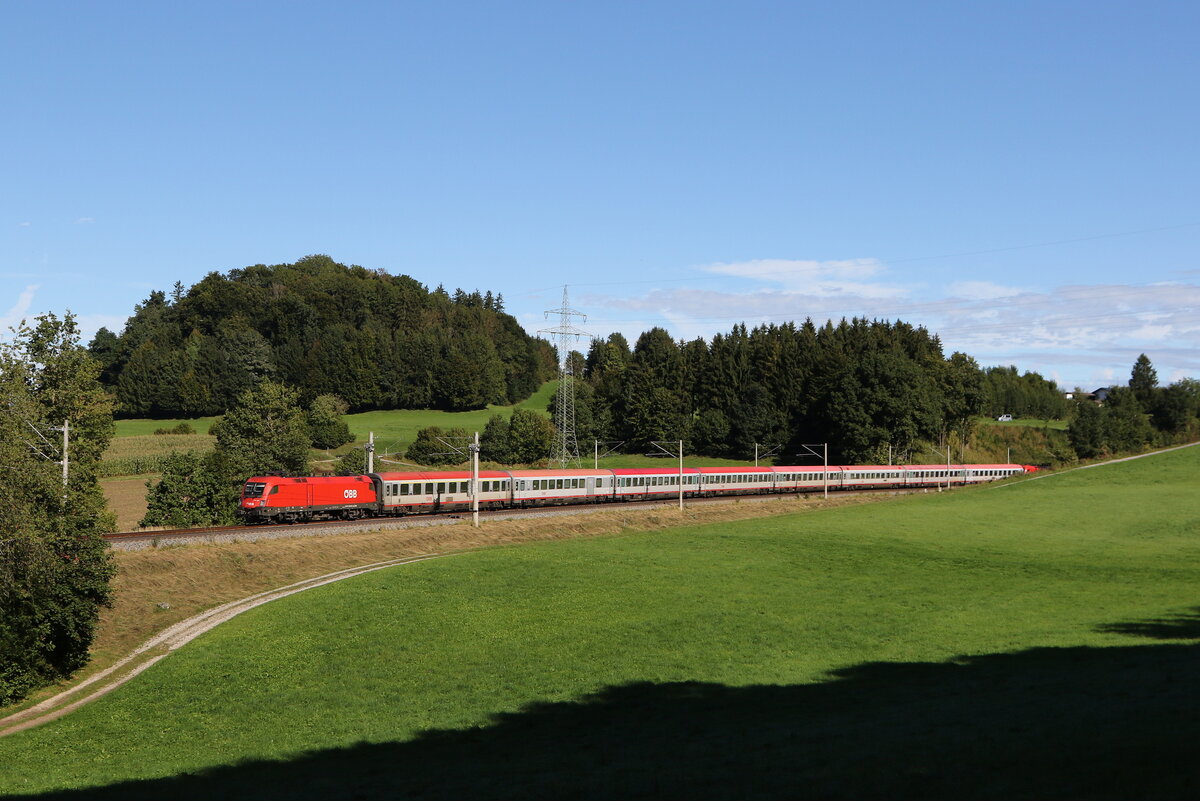 1116 098 war am 15. September 22025 mit einem  EC  bei Vachendorf auf dem Weg nach M�nchen.