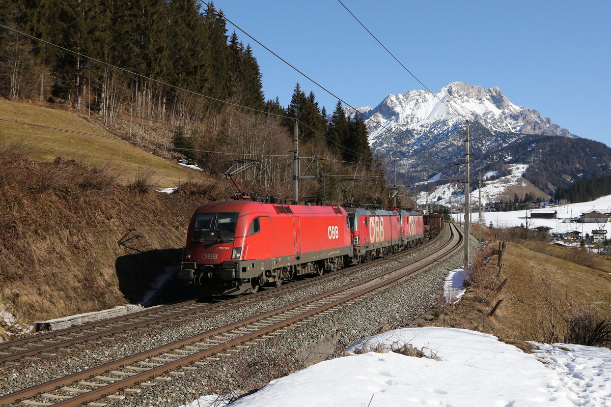 1116 104, 1293 963 und 1293 186 waren mit einem gemischten G�terzug am 5. Februar 2025 bei Pfaffenschwend in Richtung W�rgl unterwegs.