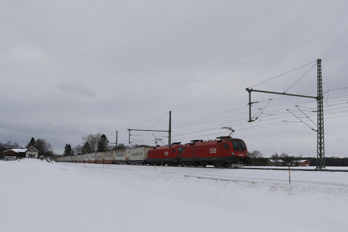 1116 109 und 1116 129 waren am 12. Januar 2019 mit dem  Ekol-Zug  bei �bersee am Chiemsee in Richtung Salzburg unterwegs.