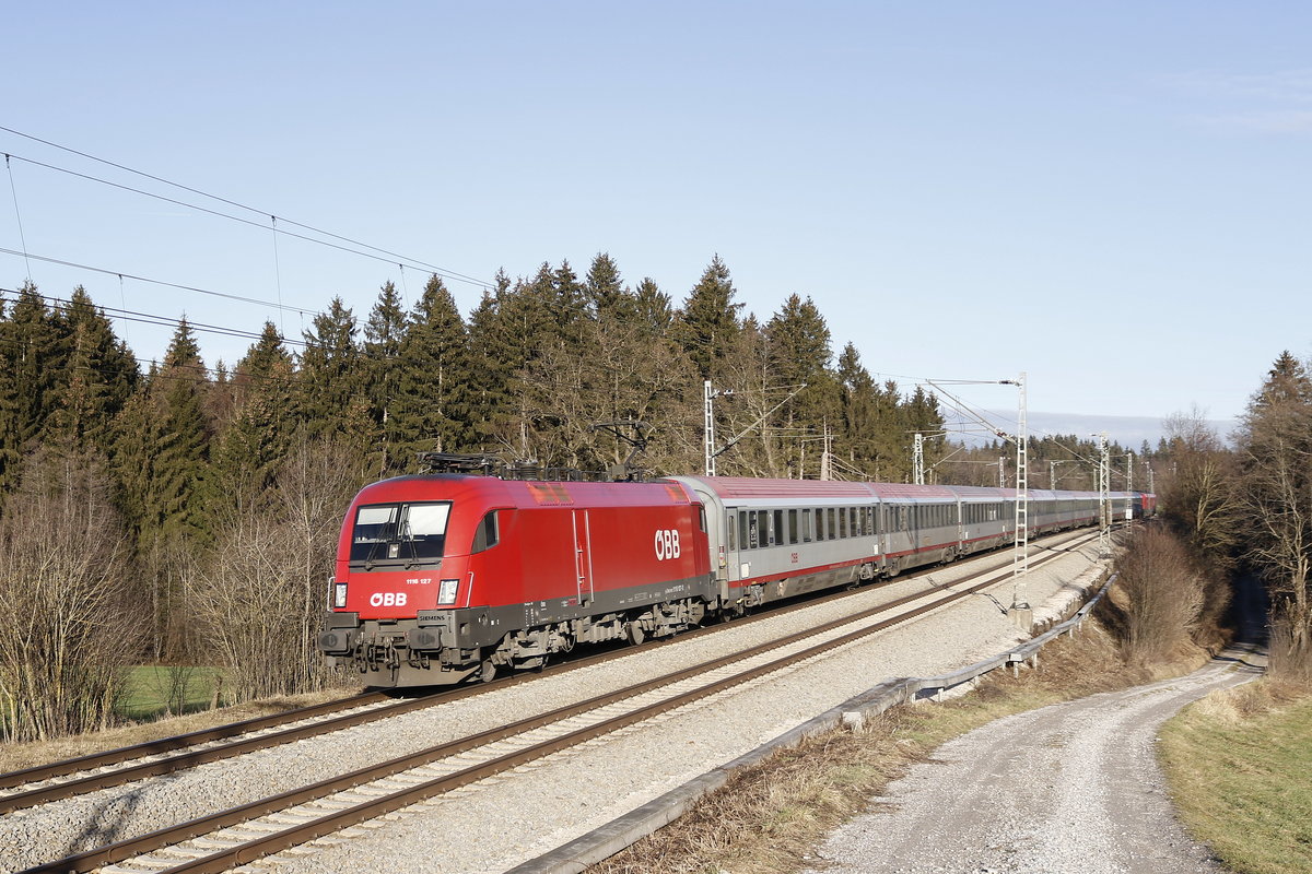 1116 127 mit einem  EC  aus Salzburg kommend bei Grabenst�tt. Aufgenommen am 28. Dezember 2018.