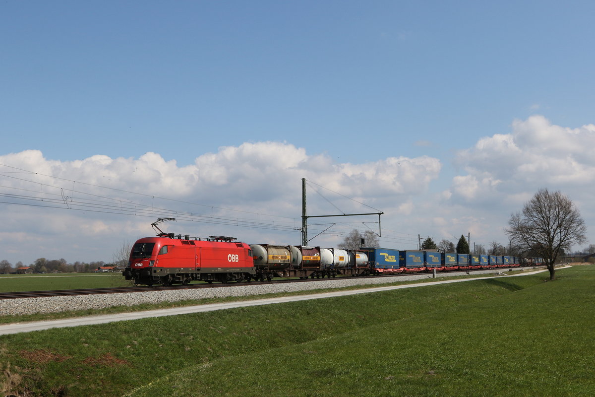 1116 131 mit dem  WALTER-Zug  aus Salzburg kommend am 16. April 2021 bei �bersee am Chiemsee.