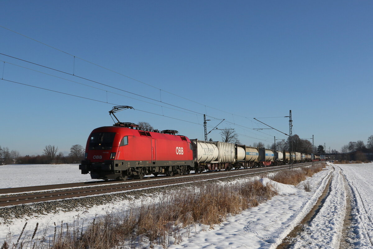1116 132 mit einem  KLV  aus Salzburg kommend am 24. Januar 2022 bei �bersee am Chiemsee.