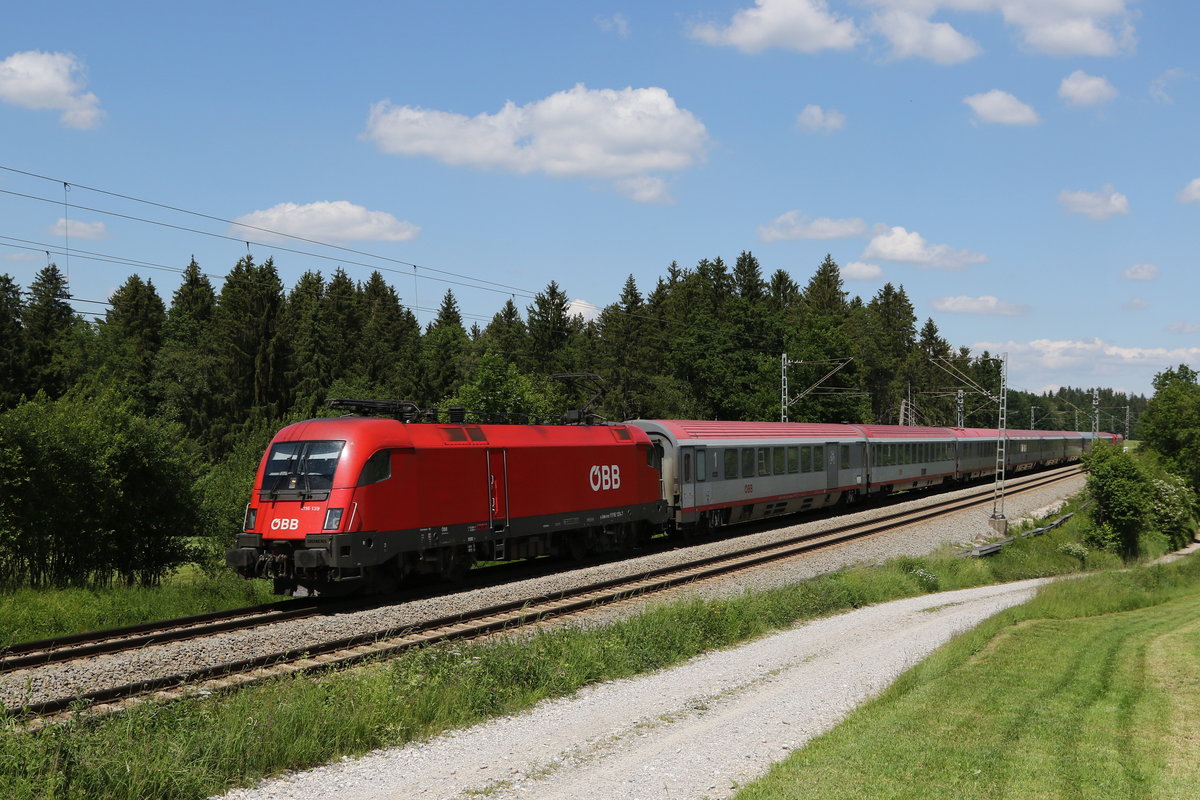 1116 139 mit dem  EC 213  aus Salzburg kommend am 2. Juni 2020 bei Grabenst�tt im Chiemgau.
