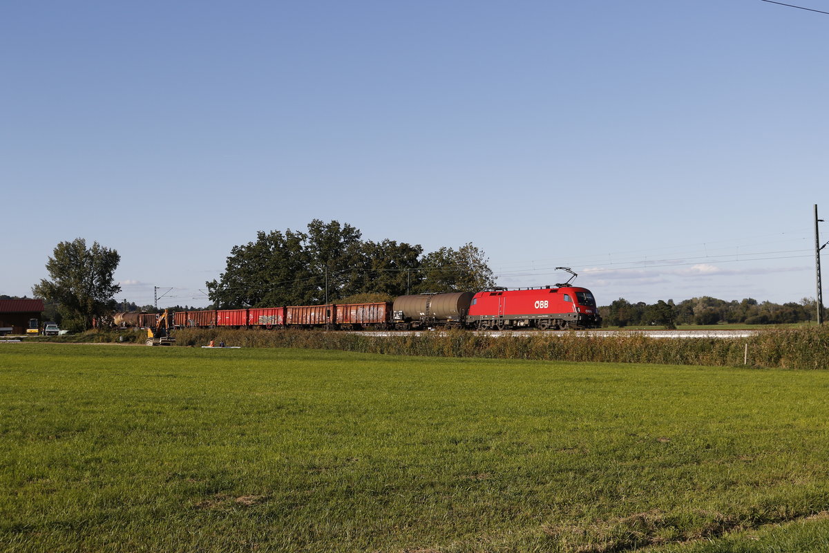 1116 145 war am 25. September 2018 mit einem gemischten G�terzug bei Bernau in Richtung Freilassing unterwegs.