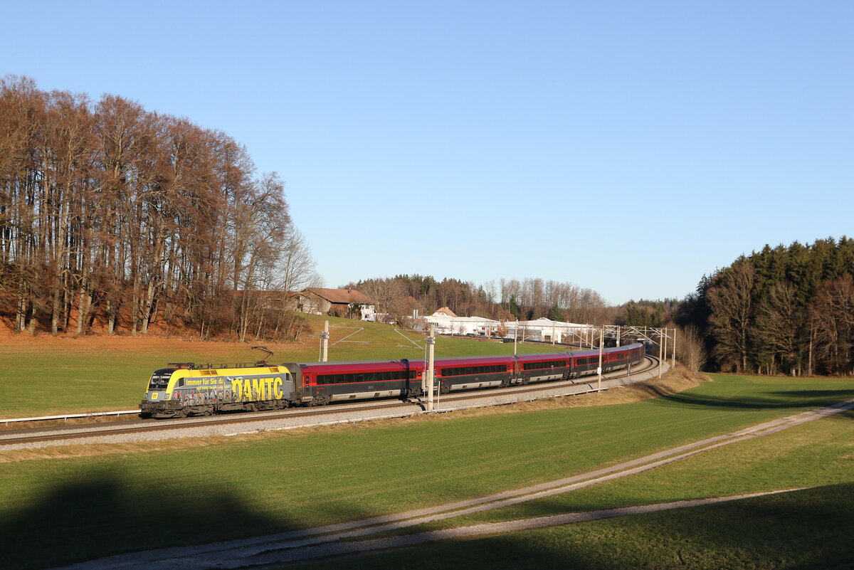 1116 153  �AMTC  mit einem Railjet aus Salzburg kommend am 18. Dezember 2023 bei Axdorf im Chiemgau.