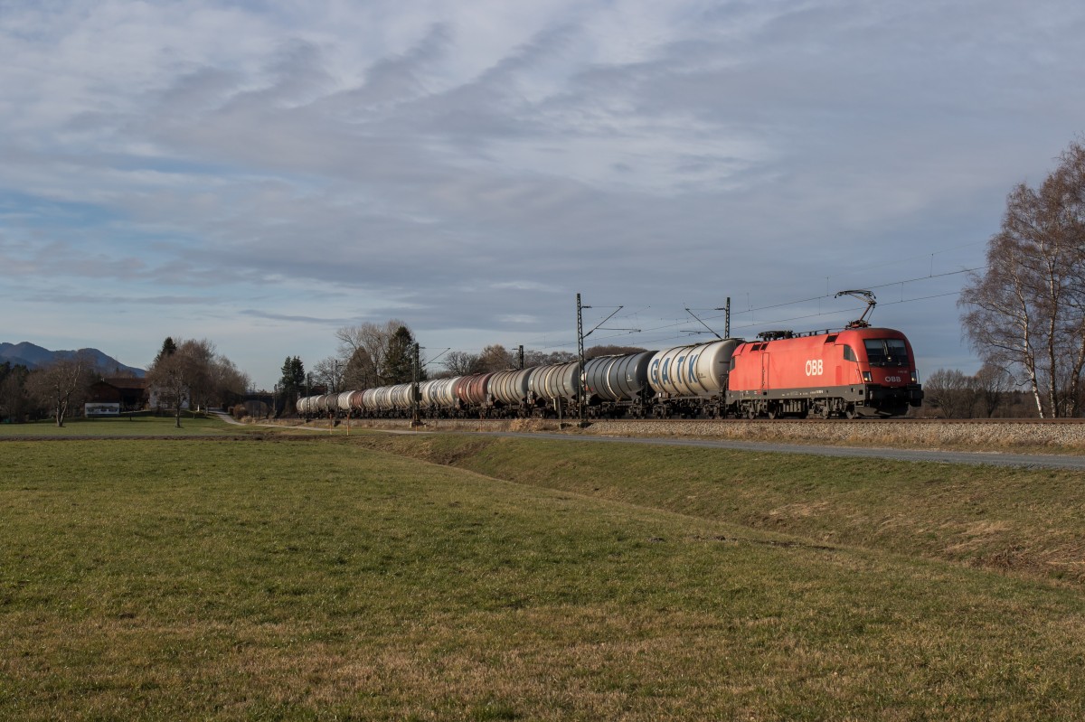 1116 157-9 mit einem Kesselwagenzug am 12. Dezember 2015 bei �bersee.