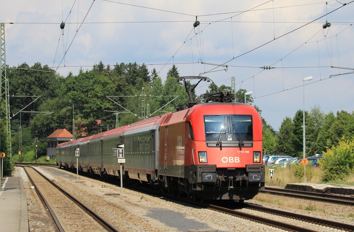 1116 169-2 durchf�hrt am 20. August 2013 von M�nchen kommend den Bahnhof von Assling.