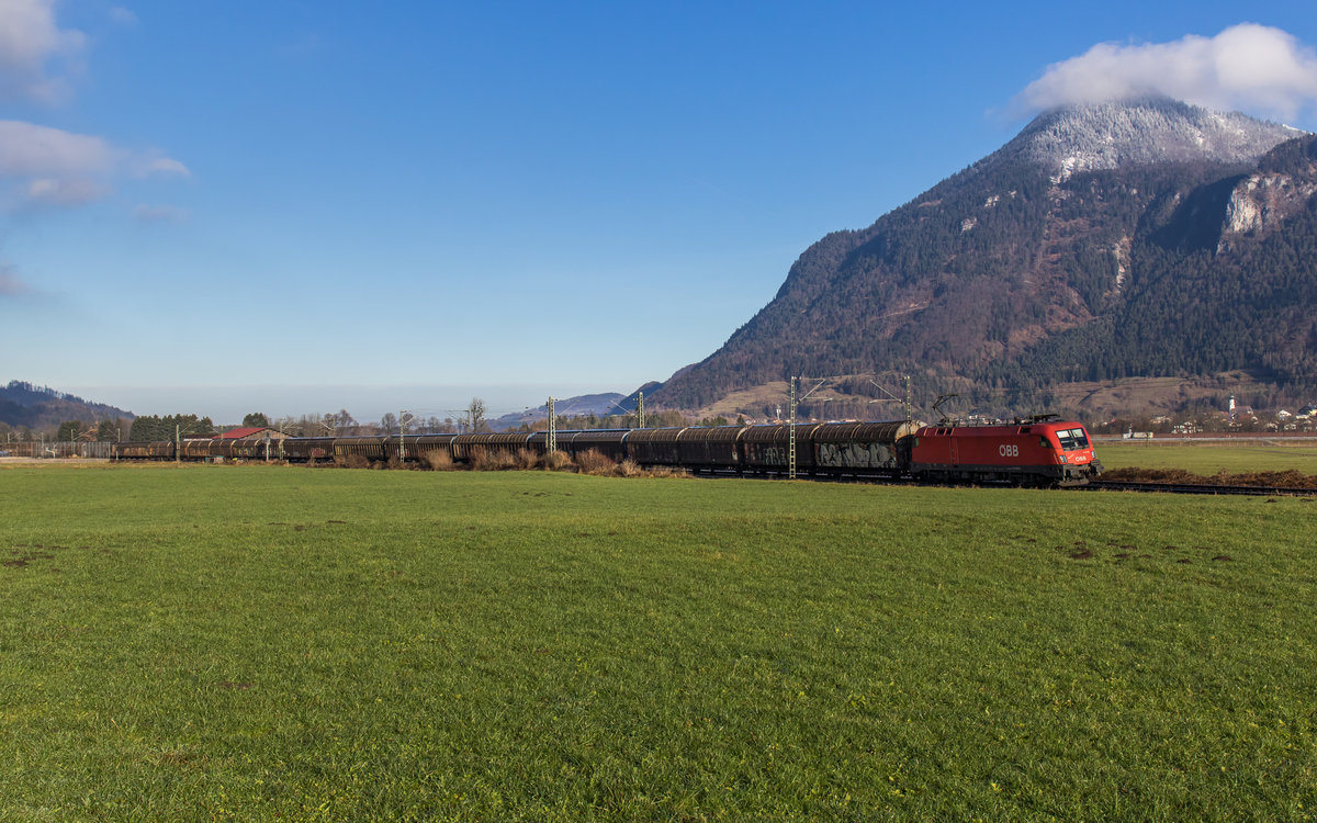 1116 181 war am 13. Dezember 2016 bei Niederaudorf mit einem G�terzug in Richtung Kufstein unterwegs.