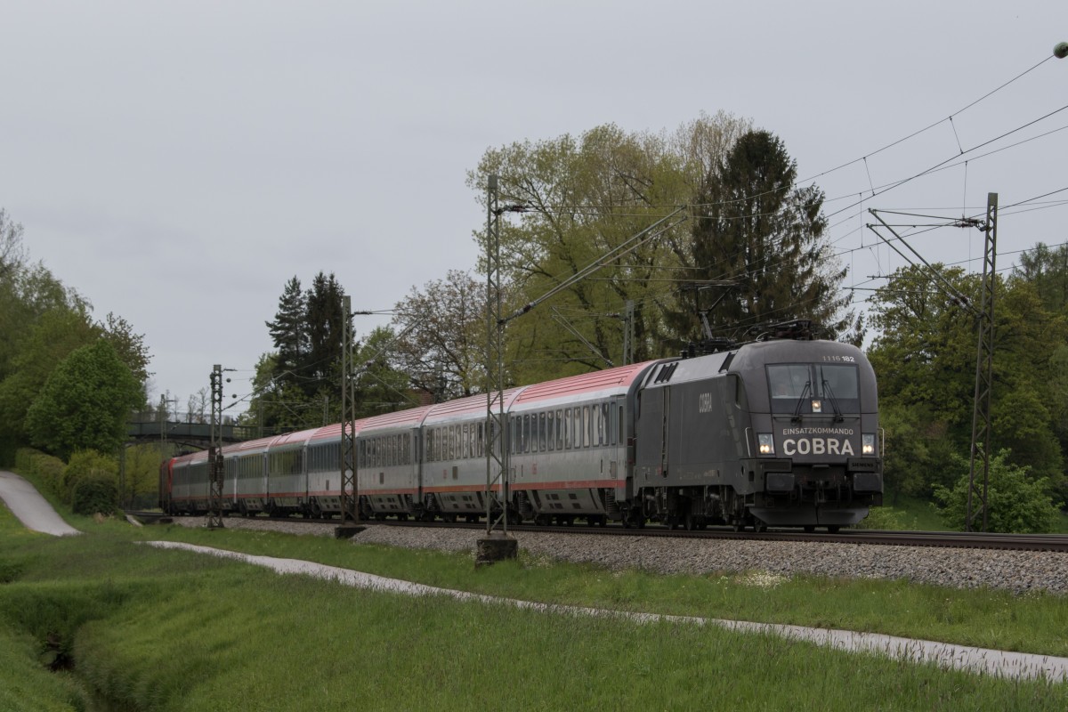 1116 182 der  Cobra -Stier ist am 3. Mai 2015 bei �bersee in Richtung Salzburg unterwegs.