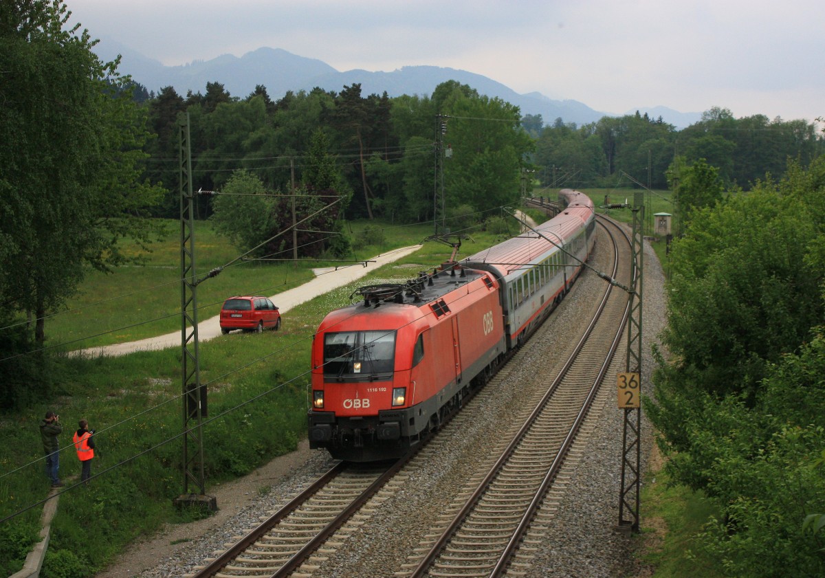 1116 192-6 war an diesem Tag ein begehrtes Objekt der Fotografen. Aufgenommen am 25. Mai 2013 bei �bersee am Chiemsee.