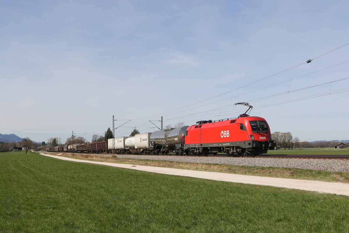 1116 196 war mit einem gemischten G�terzug am 12. April 2022 bei �bersee nach Salzburg unterwegs.