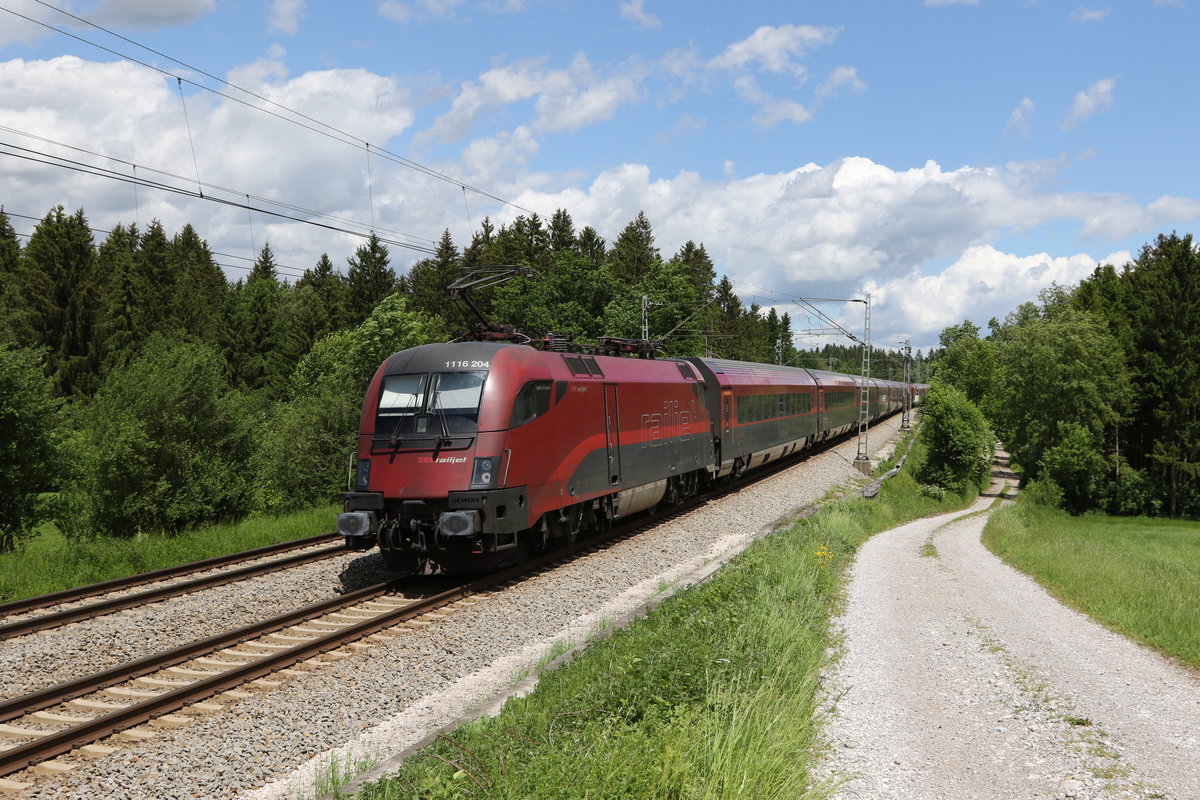 1116 204 schob am 24. Mai 2020 einen  Railjet  bei Grabenst�tt in Richtung Salzburg.