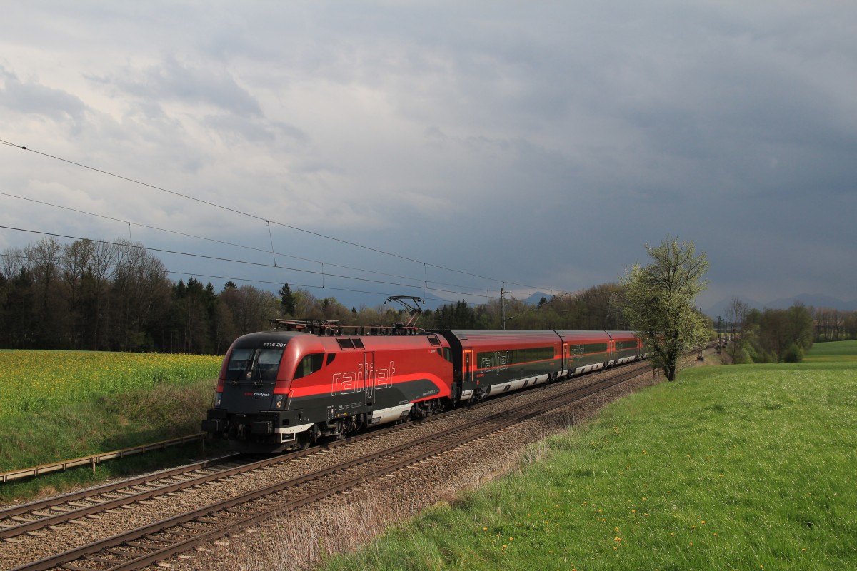 1116 207-2 versucht am 14. April 2014 bei Hilperting der Gewitterfront zu entkommen.