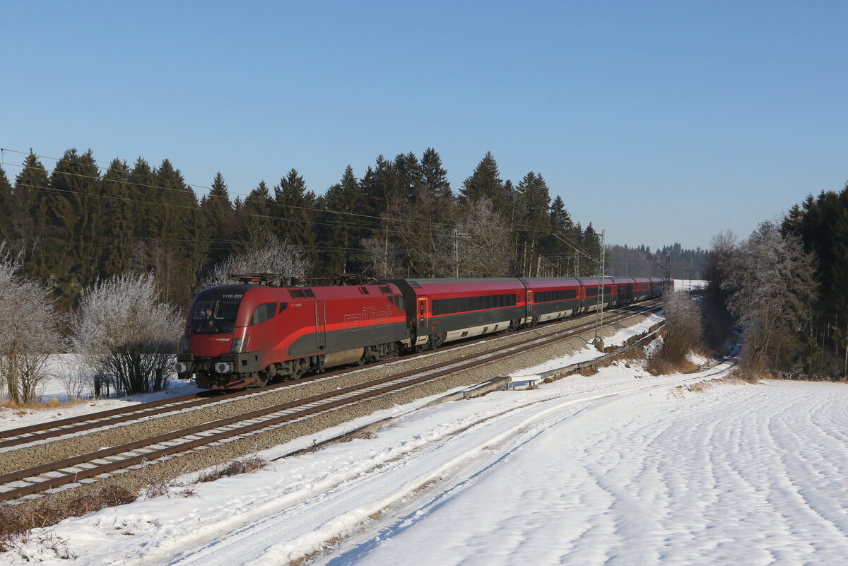 1116 207 mit einem Railjet am 26. Januar 2022 bei Grabenst�tt.