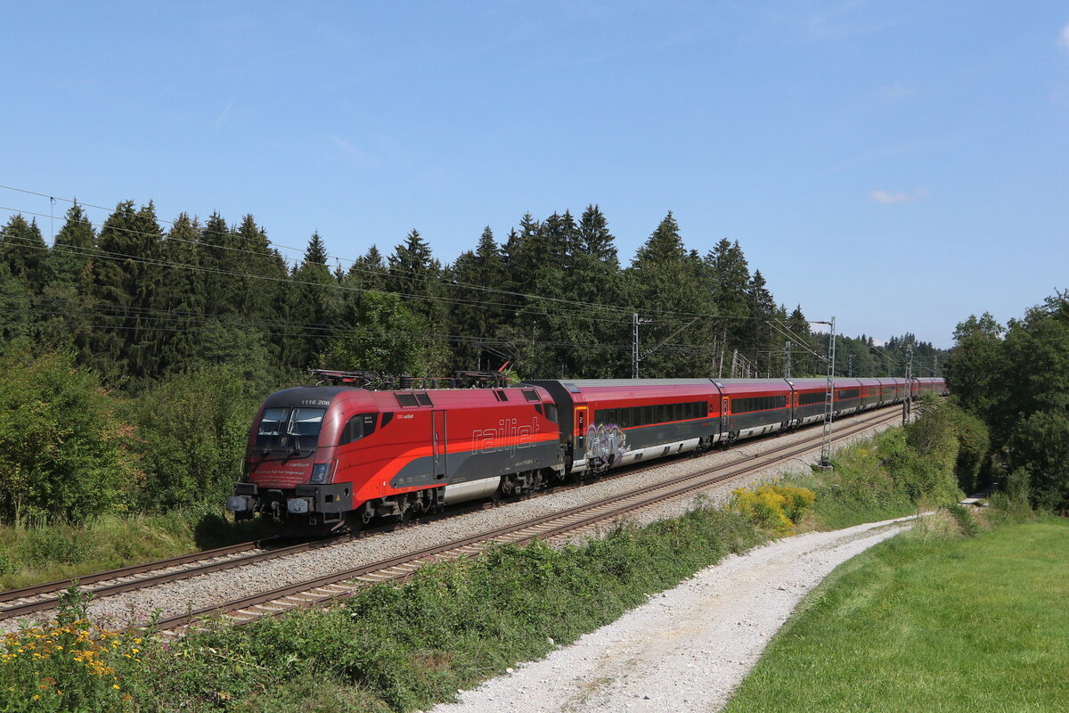 1116 208 mit einem  Railjet  aus Salzburg kommend am 30. August 2022 bei Grabenst�tt.
